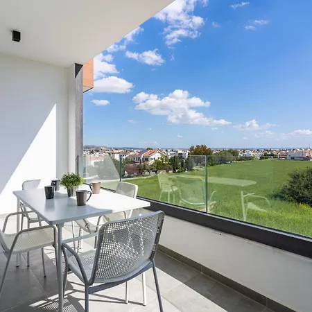 Ivory 1-br In Aradipou Apartmán *