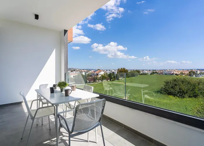 Ivory 1-br In Aradipou Apartmán *